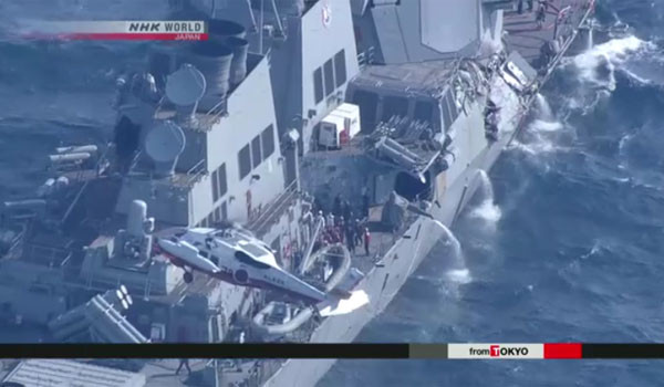 ▲ 충돌 사고 직후 침수구역에서 물을 빼내는 美이지스 구축함 '피츠제럴드' 함. ⓒ日NHK 월드뉴스 관련보도 화면캡쳐.