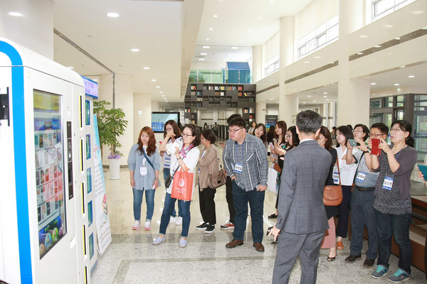 ▲ 대구지역 공공도서관 관계자들이 최근 청주대 중앙도서관을 방문해 관계자로부터 설명을 듣고 있다.ⓒ청주대