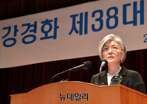 ▲ 강경화 신임 외교부 장관이 19일 서울 종로구 도렴동 외교부 청사에서 열린 취임식에서 취임사를 하고 있다.ⓒ뉴데일리=공준표 기자