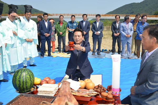 ▲ 지난 17일 송해공원 백세정 주변에서 열린 옥포면번영회 주최 기우제에서 김문오 군수가 제를 올리고 있다.ⓒ달성군