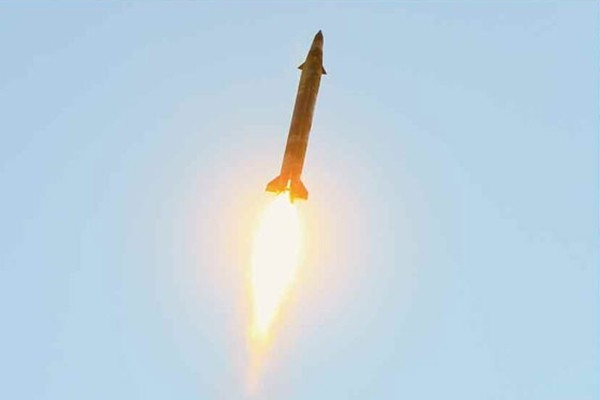 ▲ 북한 인사들이 최근 미국 전문가들과의 비공식 접촉에서 핵무기 실제 사용 의지를 밝힌 것으로 알려졌다. 사진은 북한이 지난 5월 29일 강원도 원산 갈마반도 일대에서 탄도미사일을 시험발사 하고 있는 모습.ⓒ北선전매체 홈페이지 캡쳐