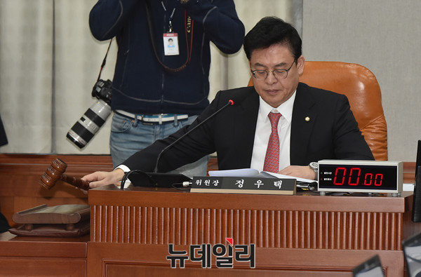 ▲ 자유한국당 정우택 원내대표. 그는 집권여당 원내대표가 국회 운영위원장을 맡는 관례에 따라 운영위원장 직을 수행해왔다. ⓒ뉴데일리 이종현 기자