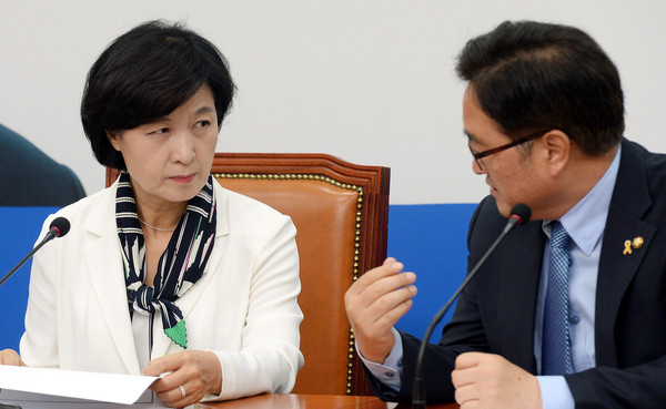 ▲ 민주당 최고위원회의에서 추미애 대표와 우원식 원내대표가 대화를 나누는 모습. ⓒ뉴시스