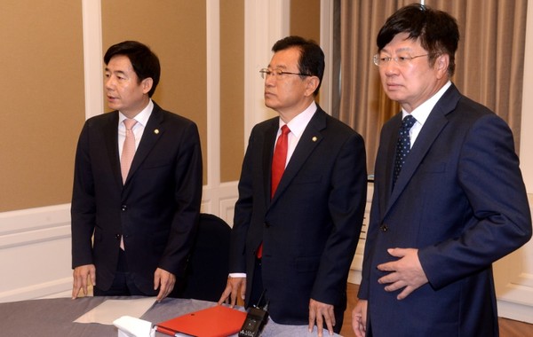 ▲ (왼쪽부터) 이용호 국민의당 정책위의장, 이현재 자유한국당 정책위의장, 이종구 바른정당 정책위의장. ⓒ뉴시스