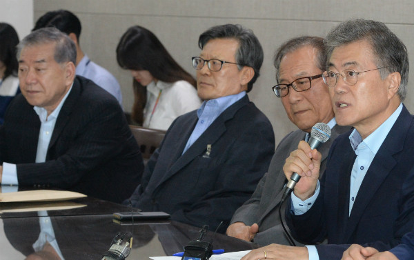 ▲ 문재인 대통령이 지난 2015년 새정치민주연합 대표 시절 문정인 특보, 백종천 전 청와대 안보실장, 정세현 전 통일부장관 등과 함께 간담회를 갖고 있다. ⓒ뉴시스 사진DB