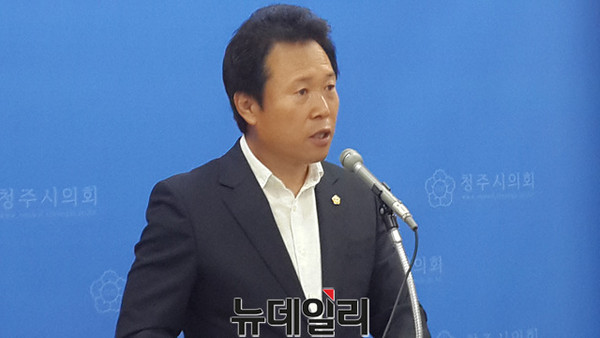 ▲ 충북 청주시의회 황영호 의장이 20일 기자회견을 열고 파행된 시의회가 정상 운영될 것이라고 밝히고 있다.ⓒ김종혁 기자