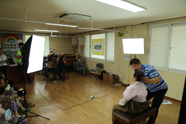 ▲ LH 대구경북본부가 사회공헌활동 일환으로 어르신에게 무병장수 사진찍기를 펼치고 있다.ⓒLH대경본부 제공