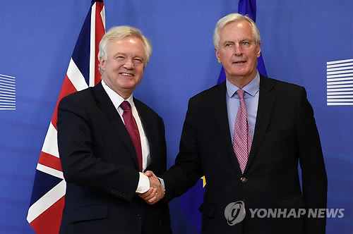▲ 데이비드 데이비스 영국 측 협상 수석대표(왼쪽)와 미셸 바르니에 EU 측 협상 수석대표ⓒ연합뉴스