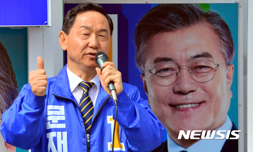 ▲ 문재인 대통령의 특목고·자사고 폐지 공약과 관련해 학부모 등이 반발하고 있다. 김상곤 사회부총리 후보자가 지명된 뒤 조희연·이재정 교육감이 앞장서 자사고 폐지 등을 거론하면서 논란은 확산되는 분위기다. ⓒ뉴시스