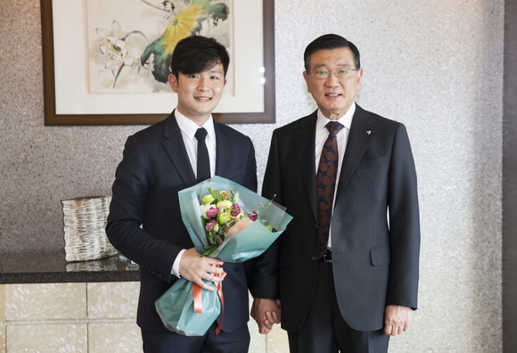 박삼구 회장(오른쪽)이 2016 금호아트홀 상주음악가인 피아니스트 선우예권을 만나 반 클라이번 콩쿠르 우승을 축하하며 격려의 시간을 가졌다.ⓒ금호아시아나그룹