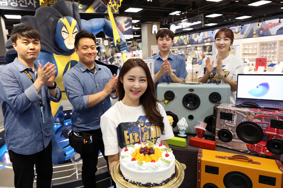 ▲ 일렉트로마트 2주년을 기념해 직원들이 축하하는 모습. ⓒ이마트