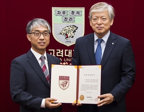 ▲ 20일 서울 성북구 고려대학교에서 진행된 '장학기금 기부식'에서 최영호 엑세스바이오 대표(왼쪽)와 염재호 고대 총장이 기념사진을 촬영하고 있다. ⓒ고려대