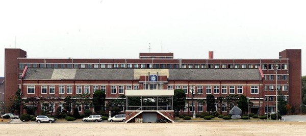 ▲ 등록문화재 제6호 충북 청주대성고 본관 전경.ⓒ문화재청