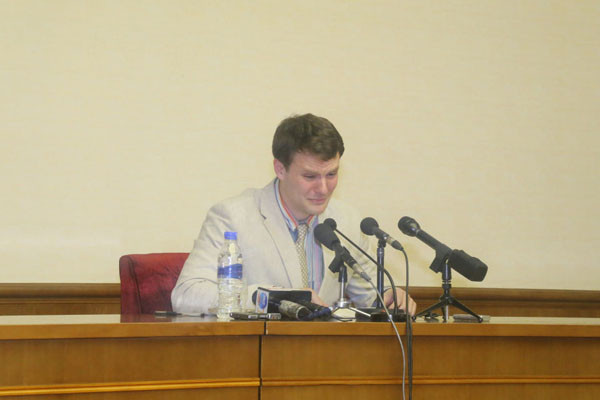 ▲ 2016년 2월 자신의 유죄를 밝히는 기자회견에서 우는 오토 웜비어 씨의 모습. ⓒ北선전매체 보도화면 캡쳐.