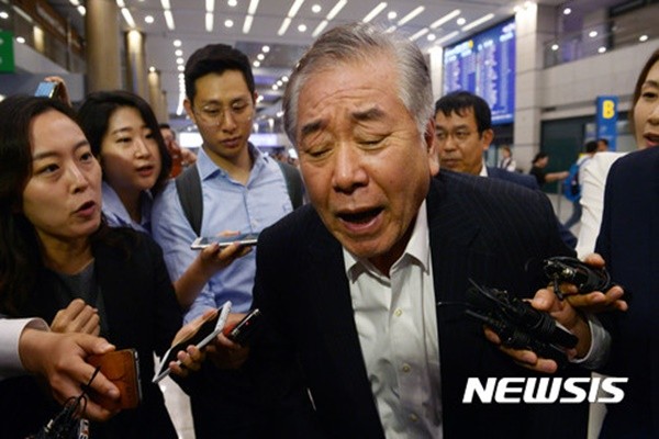 ▲ 문정인 특보가 21일 오전 인천공항을 통해 귀국하며 취재진 질문에 답하고 있다.ⓒ뉴시스. 무단전재 및 재배포 금지