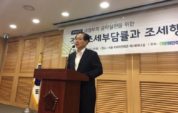 ▲ 새정부의 공약실천을 위한 적정조세부담률과 조세행정의 투명화 정책토론회헤서 오제세 의원이 인사말을 하고 있다.ⓒ오제세 의원 사무실