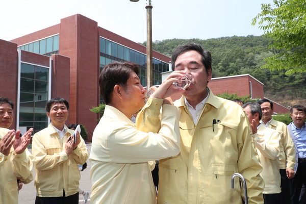 ▲ 이낙연 국무총리(오른쪽)가 21일 오전 대구 매곡정수장을 찾아 권영진 대구시장과 정수된 물을 함께 마시고 있다.ⓒ대구시