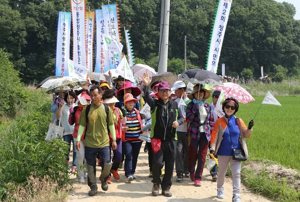 ▲ 충북 청주시가 21일 상당구 가덕면 일원에서 통합시 출범 3주년과 제2회 시민의 날 기념 화합의 길 걷기 행사를 진행했다.ⓒ청주시