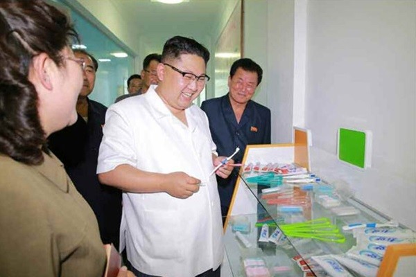 북한이 중국을 방문하려는 화교들에게 과도한 현물상납을 요구하고 있다고 ‘자유아시아방송(RFA)’가 21일 보도했다. 사진은 치과위생용품공장을 찾은 김정은.ⓒ北선전매체 홈페이지 캡쳐