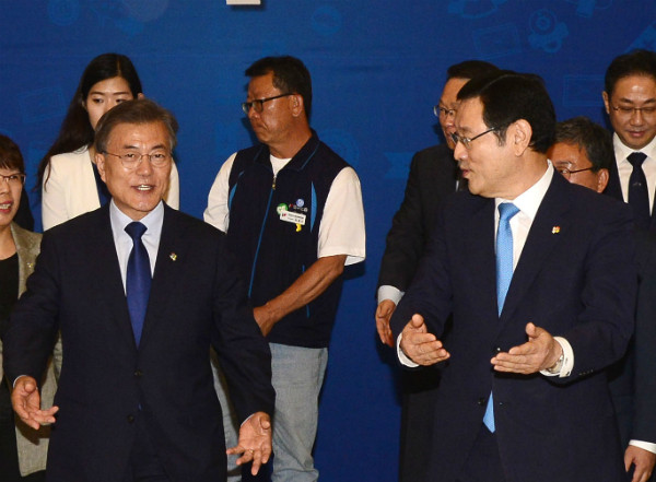 ▲ 문재인 대통령이 21일 청와대에서 최종진 민주노총 수석부위원장 등 위촉장을 수여한 일자리위원들과 기념촬영을 마친 뒤, 이용섭 부위원장의 인도를 받으며 회의장으로 이동하고 있다. ⓒ뉴시스 사진DB