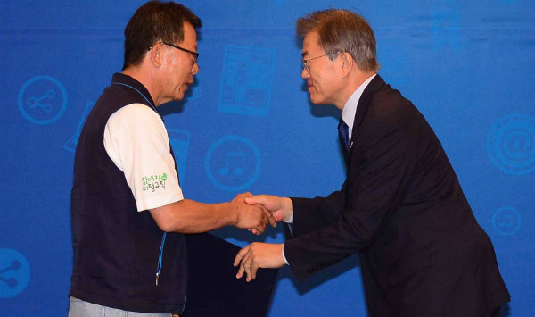 ▲ 문재인 대통령이 21일 청와대에서 최종진 민주노총 수석부위원장에게 일자리위원 위촉장을 수여한 뒤 악수를 나누고 있다. ⓒ뉴시스 사진DB