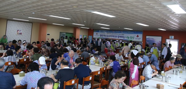 ▲ 충북 아너소사이어티 클럽 회원들이 21일 충북노인종합복지관에서 급식배식 봉사를 했다.ⓒ충북공동모금회