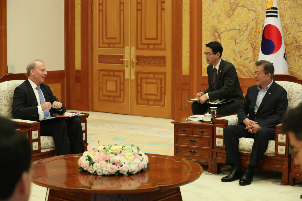 ▲ 문재인 대통령이 21일 청와대 본관에서 리처드 하스 미국 외교협회장과 면담을 가지고 있다. ⓒ청와대 제공