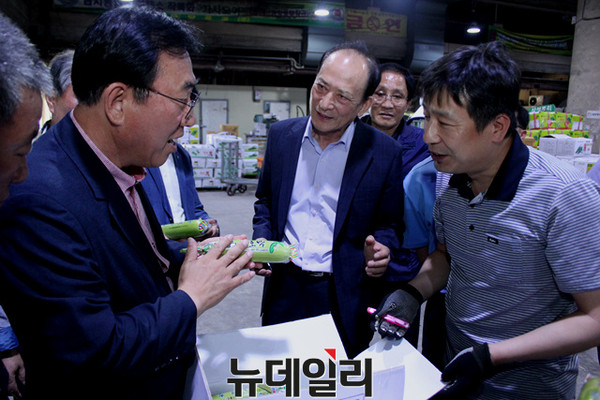 ▲ 왼쪽 나용찬 괴산군수가 대구 농산물 유통센터 내 대양청과 박기형회장과  경매사에게 괴산 농산뮬을 홍보하고 있다.ⓒ뉴데일리