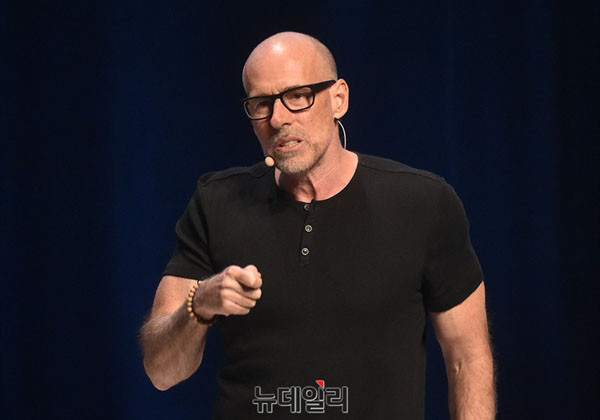 ▲ "여러분도 매일 페이스북을 하지 않습니까?" 갤러웨이 교수가 지목한 '1조 달러 기업들', 즉 '디지털 깡패'는 이미 우리 생활 깊숙한 곳에 들어와 있다. ⓒ뉴데일리 이종현 기자.