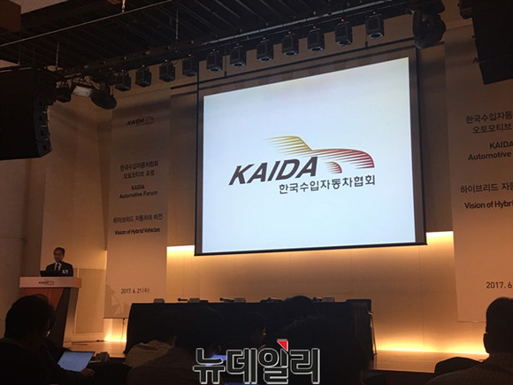 ▲ 한국수입자동차협회(KAIDA)는 21일 서울 종로구 페럼타워에서 '하이브리드 자동차의 비전'을 주제로 포럼을 진행했다. 정재희 KAIDA 협회장이 본격적인 행사에 앞서 인사말을 전하고 있는 모습.ⓒ뉴데일리