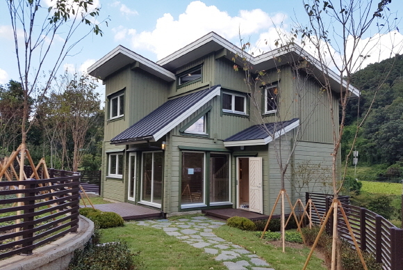 ▲ 남판교 더 숲 빌리지 A타입 샘플하우스 전경. ⓒ신화홀딩스