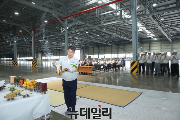 ▲ 박인종 공장장이 충청남도 서산시에 위치한 KCC 대죽공장에서 20일 최신 석고보드 생산라인 3호기 증설 안전기원제를 실시하고 있다.ⓒKCC