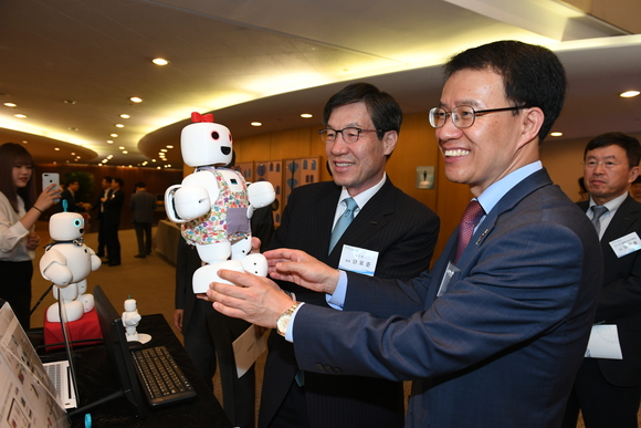 ▲ 권오준 회장(왼쪽)이 (주)서큘러스가 개발한 지능형 로봇 파이보(piBo)를 체험하고 있다.ⓒ포스코