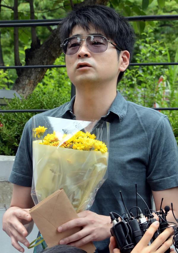 ▲ 꽃다발을 든 탁현민 청와대 행정관. ⓒ뉴시스