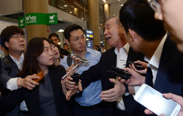 ▲ 문정인 청와대 외교안보특보가 21일 새벽, 인천국제공항을 통해 귀국하던 중 취재진의 질문이 몰리자 비켜줄 것을 요구하고 있다. ⓒ뉴시스 사진DB