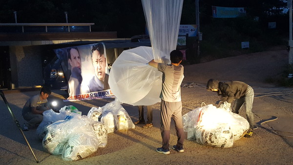 ▲ 22일 오전 5시 무렵 대북전단 살포를 준비하는 자유북한운동연합 회원들. ⓒ자유북한운동연합 제공