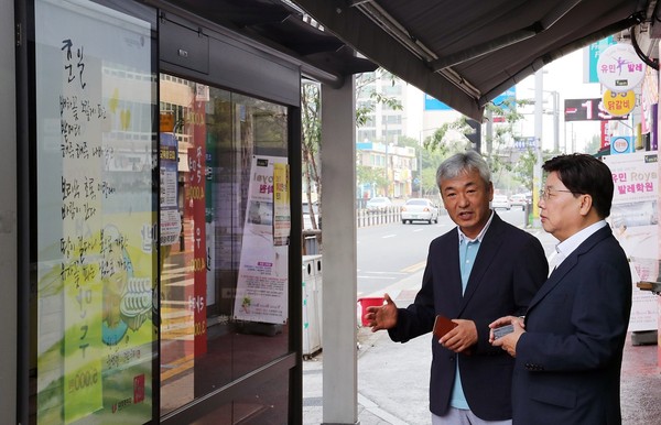 ▲ 권선택 대전시장이 22일 시내버스를 이용해 출근하며 버스 정류장의 각종 시설물을 살펴보고 있다.ⓒ대전시