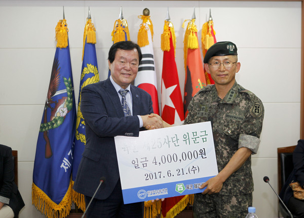 ▲ 한국자유총연맹은 21일 호국보훈의 달을 맞아 소속 임직원 60여명과 자매결연 부대인 육군 제25사단 장병들을 위문했다고 밝혔다. ⓒ한국자유총연맹 제공