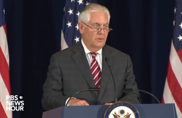 ▲ 미국과 중국이 유엔 안전보장이사회(이하 유엔 안보리) 대북제재 대상에 오른 대상 및 북한 기관과 거래하지 않을 것임을 재확인했다. 사진은 21일(현지시간) 워싱턴에서 열린 미·중 외교안보대화 종료 후, 관련 기자회견에 참석한 렉스 틸러슨 美국무장관.ⓒ美'PBS 뉴스아워' 보도영상 화면캡쳐