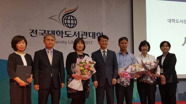 ▲ 한국교원대 도서관이 ‘전국 대학도서관 시범평가’에서 최고점을 획득해 22일 교육부 장관상을 받았다.ⓒ영동군