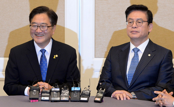 ▲ (왼쪽부터) 우원식 민주당 원내대표와 정우택 한국당 원내대표. ⓒ뉴시스