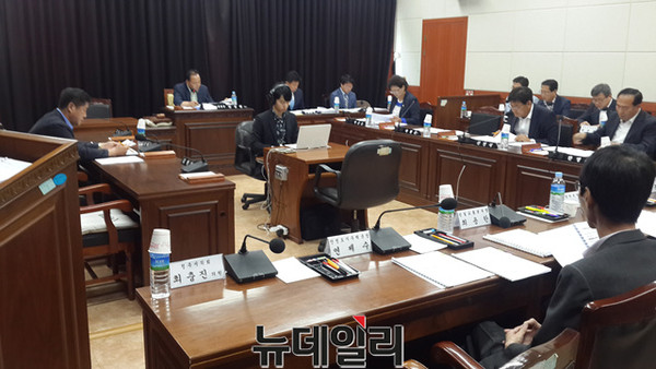 ▲ 충북 청주시의회 도시건설위원회가 22일 6명의 의원들이 참여한 가운데 상임위를 진행했다.ⓒ김종혁 기자