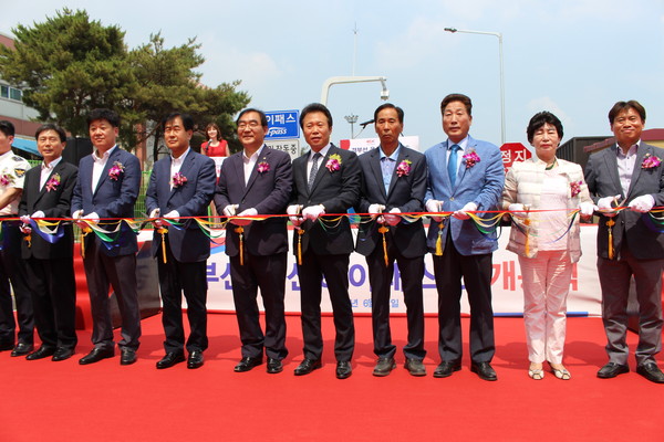 ▲ 사진 왼쪽에서 4번째 한국도로공사 대전충청본부 권오철 본부장.ⓒ한국도로공사 대전충청본부
