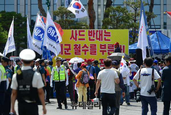 ▲ 성주군청 앞에서 열린 사드배치촉구집회 ⓒ 뉴데일리 정상윤 기자