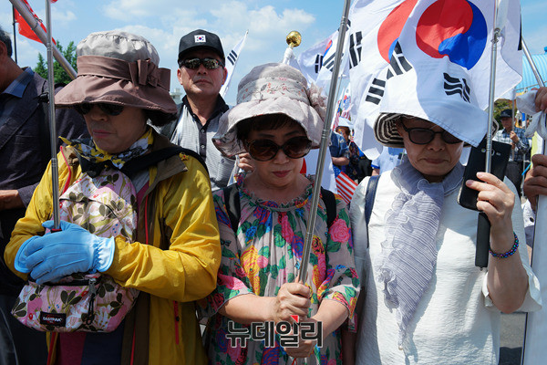 ▲ 사드배치촉구집회에서 순국선열에대한 묵념을 하고 있는 참가자들 ⓒ 뉴데일리 정상윤 기자