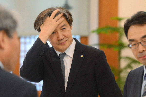 ▲ 조국 청와대 민정수석이 지난 18일 청와대 본관에서 열린 강경화 외교부장관 임명장 수여식에 앞서 곤혹스런 표정을 짓고 있다. ⓒ뉴시스 사진DB