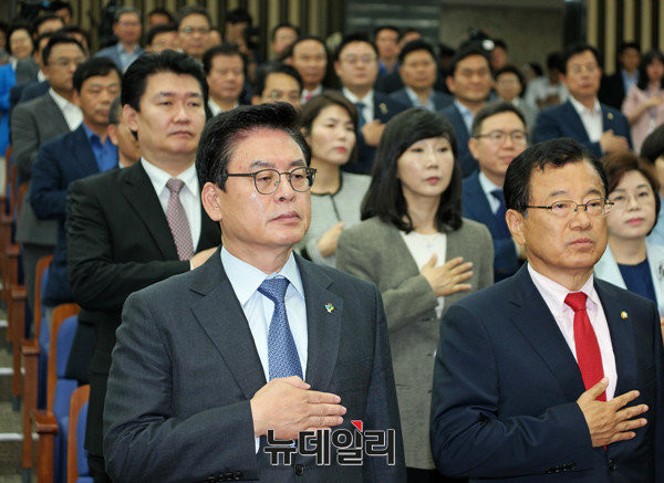 ▲ 자유한국당의 의원총회 모습. 자유한국당이 당내 싱크탱크인 여의도 연구원, 시민단체인 바른사회시민회의와 함께하는 토론회를 통해 보수재건에 성공할 수 있을지 관심이 집중된다. ⓒ뉴데일리 이기륭 기자