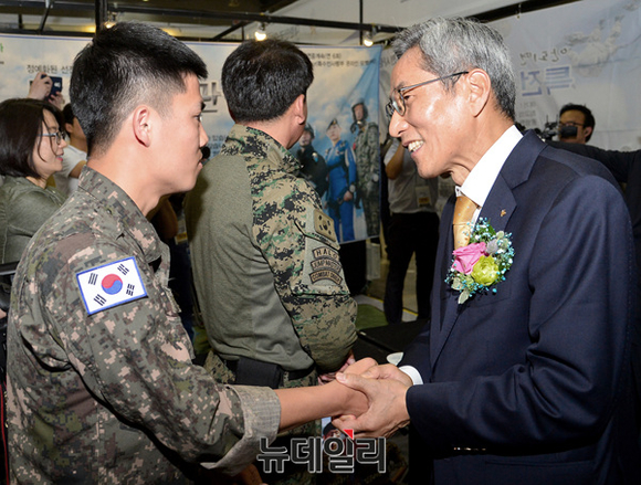 ▲ 윤종규 KB금융지주 회장이 22일 일산 킨텍스에서 열린 'KB굿잡취업박람회'에서 국군 장병과 이야기를 나누고 있다. ⓒ뉴데일리DB