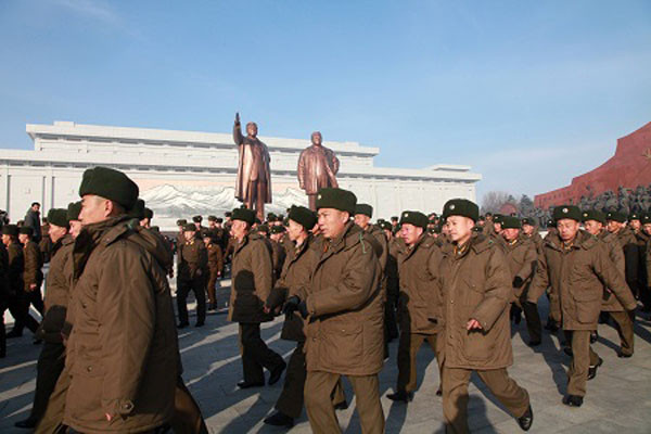 ▲ 단체로 평양을 방문, 금수산 태양궁전을 참배하는 북한군. ⓒ뉴시스. 무단전재 및 재배포 금지.