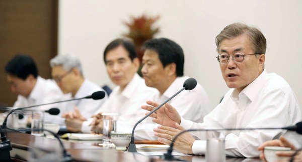 ▲ 23일 여론조사 전문기관 에 따르면 문재인 대통령의 취임 7주차 지지도는 지난주 대비 4%p 하락한 79%로 나타났다.(자료사진) ⓒ청와대 제공